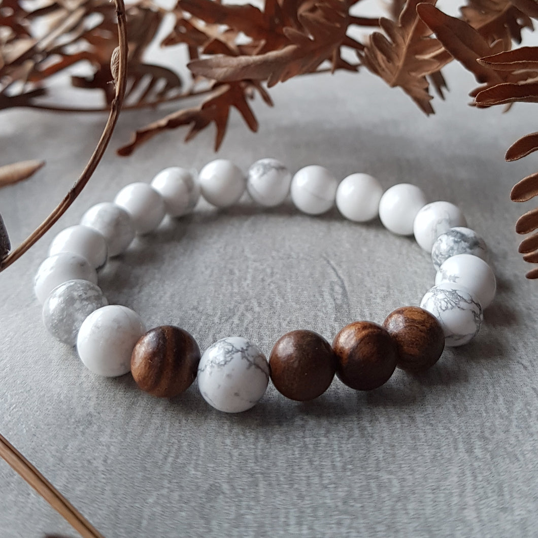 Howlite et bois de santal_Bracelet de 8mm